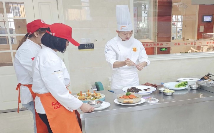 毕业学子母校行